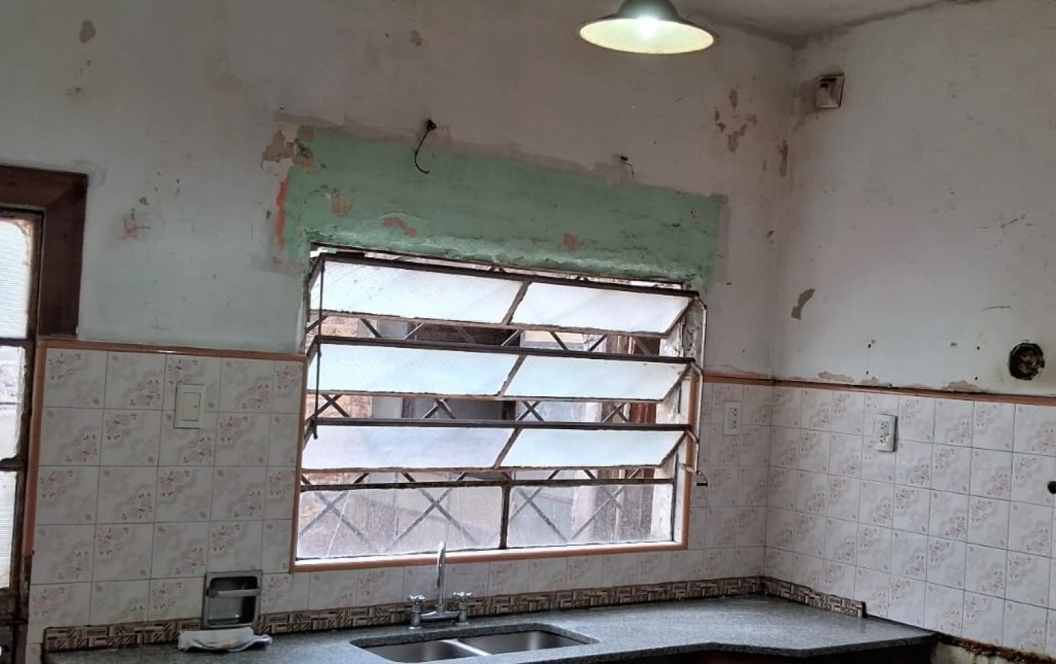 LOCAL, CASA, TALLER o DEPOSITO SOBRE LOTE PROPIO EN MORON. SE VENDE CON RENTA