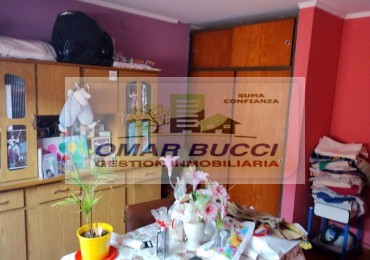Casa sobre lote propio a restaurar parcialmente en Isidro casanova