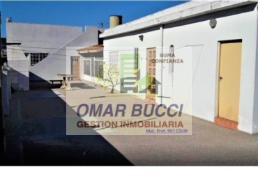 CASA CON LOCAL EN BILLINGHURST, RETRASADA
