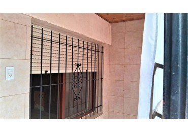 CASA Y LOCAL o GARAGE, SOBRE LOTE PROPIO EN MORON IDEAL INVERSOR, SE VENDE CON RENTA